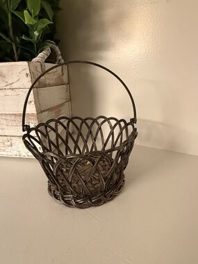 Vintage 1960s Silver plated Metal Woven Wire Fruit Candy Basket w/ Handle 4.5"D